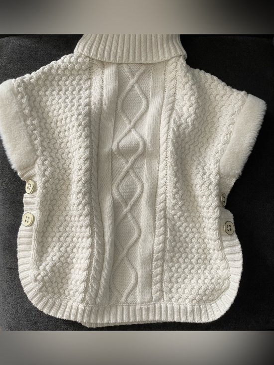 Isaac Mizrahi Other - Isaac Mizrahi Cream Cable Knit Turtleneck Poncho w/ adorable buttons & faux fur